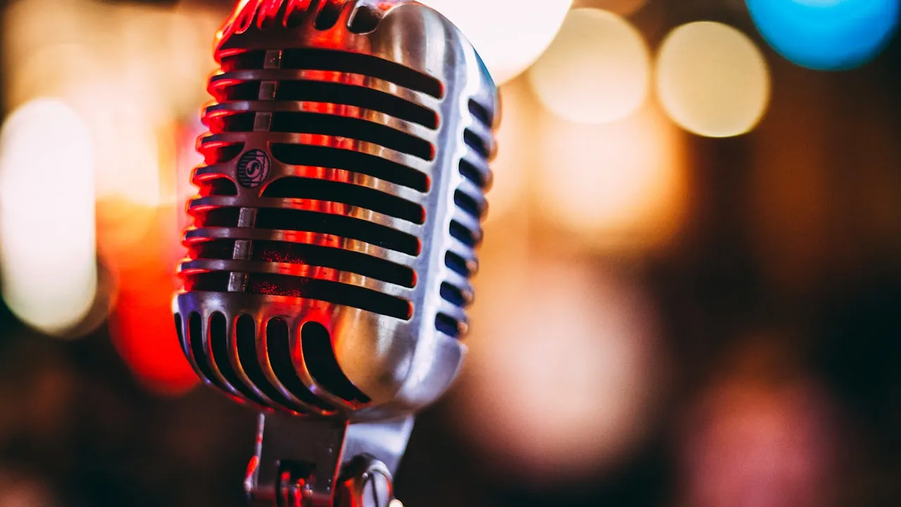 Jeunes bénévoles engagés lors d'un atelier musical associatif